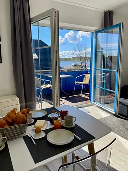 Esstisch mit 4 Stühlen - grandioser Blick bei allen Mahlzeiten auf den Selliner See