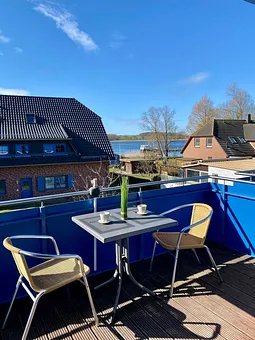 bestuhlter Südbalkon (9m²) mit Bistrotisch und 4 Stühlen, 1 Relax Stuhl und Sonnenschirm 