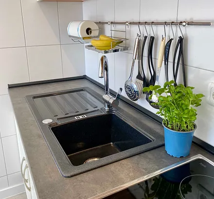 Küchenzeile mit Geschirrspülmaschine, Cerankochfeld, Backofen, Mikrowelle, Dunst-Abzugshaube, Kühlschrank, Wasserkocher Kaffeemaschine, Kaffee-Kapselmaschine Bosch Tassimo, Eierkocher & Toaster 