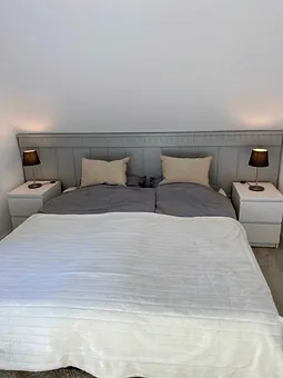 Schlafzimmer mit Doppelbett (1,80 m x 2,00 m), Nachttischablagen, Kleiderschrank und großem Spiegel sowie Insektenschutz