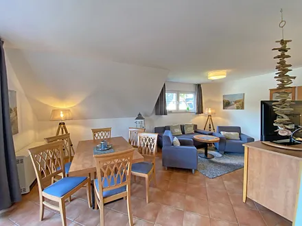 Esstisch mit Stühlen und Blick auf den Selliner See 