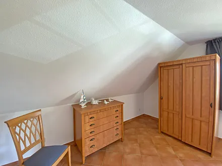 Schlafzimmer mit Doppelbett (1,80 m x 2,00 m), Nachtischablagen und Kleiderschrank 