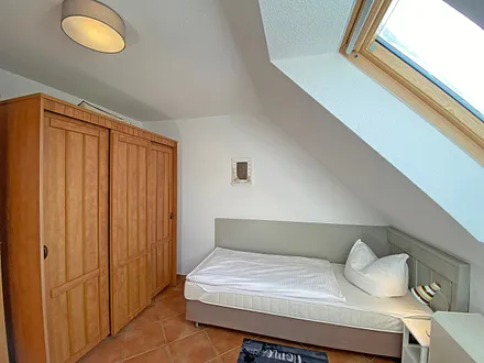 Schlafzimmer mit 2 Einzelbetten (0,80 m x 2,00 m), Nachttischablagen und Kleiderschrank 