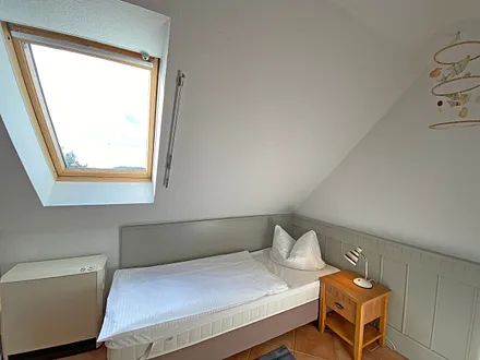 Schlafzimmer mit 2 Einzelbetten (0,80 m x 2,00 m), Nachttischablagen und Kleiderschrank 
