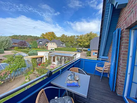 bestuhlter Balkon (West) mit Sonnenschirm