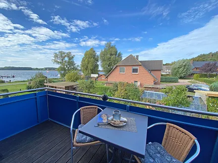 bestuhlter Balkon (West) mit Sonnenschirm