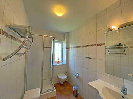 Tageslichtbad mit Dusche, Waschtisch, Fön, Wäscheständer und WC