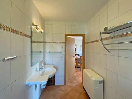 Tageslichtbad mit Dusche, Waschtisch, Fön, Wäscheständer und WC