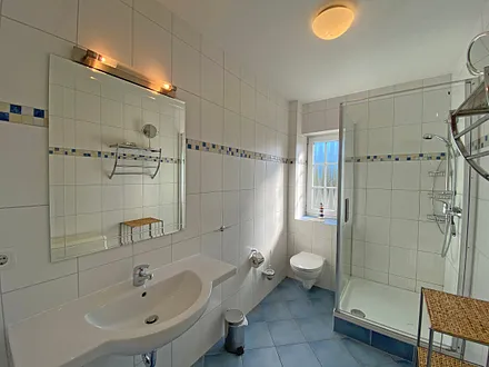 Tageslichtbad mit Dusche, Waschtisch, Fön, Kosmetikspiegel, Wäscheständer und WC 