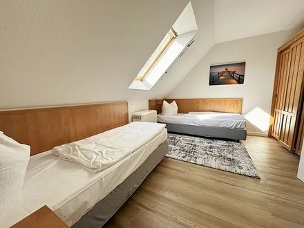 Schlafzimmer mit 2 Einzelbetten (0,90 m x 2,00 m), Nachttischablagen und Kleiderschrank 