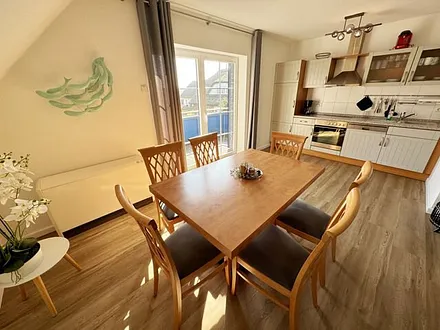 großer Esstisch mit Stühlen