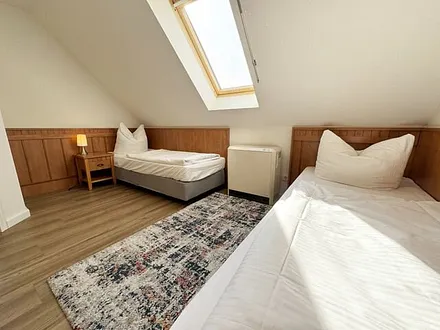 Schlafzimmer mit 2 Einzelbetten (0,90 m x 2,00 m), Nachttischablagen und Kleiderschrank 