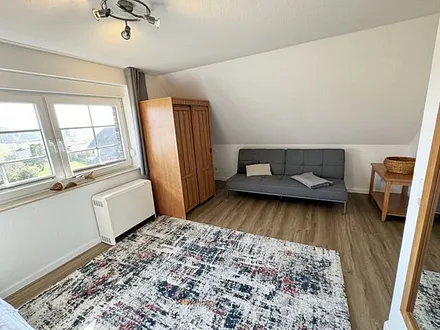 Schlafzimmer mit Doppelbett (1,80 m x 2,00 m), Nachttischablagen, Kleiderschrank sowie eine Couch (1,10m x 1,90m) als Aufbettung für das Kind