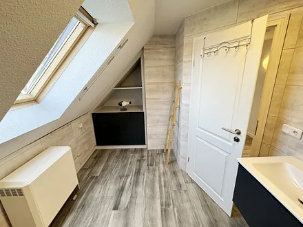 Tageslichtbad mit Dusche, Waschtisch, WC und Fön 