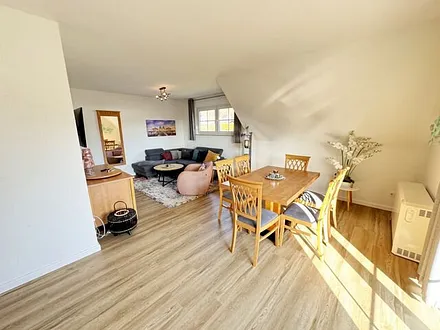 großer Esstisch mit Stühlen