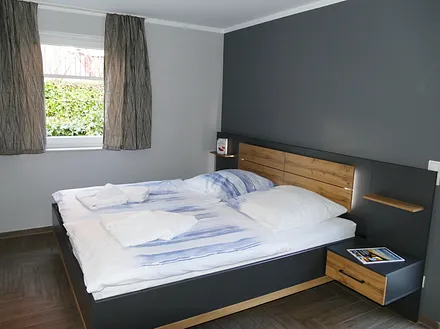 Schlafzimmer 1 mit Doppelbett 180 x 200 cm