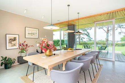 großer Esstisch für bis zu 8 Gäste