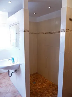 Hauptbad mit Walk in Dusche