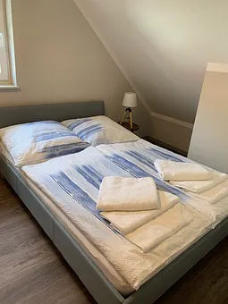 Schlafzimmer 4 mit Doppelbett 140 x 200 cm