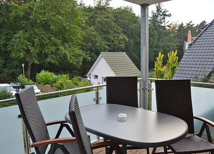 Balkon mit Blick in den Küstenwald
