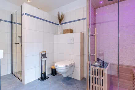 Hauptbad mit Walk-in-Dusche