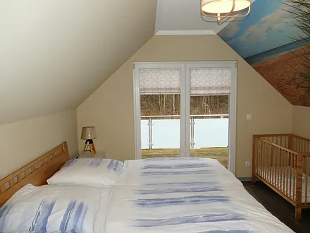 Schlafzimmer 1 mit Doppelbett 180 x 200 cm