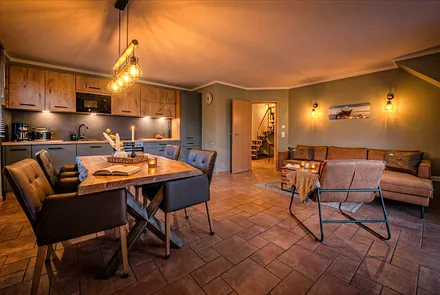 gemütliches Wohn- und Esszimmer am Abend