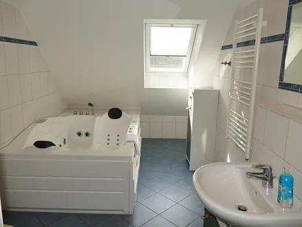 Hauptbad mit Whirlwanne