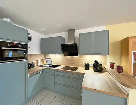 Küchenzeile mit Geschirrspüler, Kühlschrank und Eisfach, 4 Zonen-Ceranfeld mit Backofen, Kaffeemaschine, Tassimo Kapselmaschine, Toaster, Wasserkocher sowie diverse Küchenutensilien