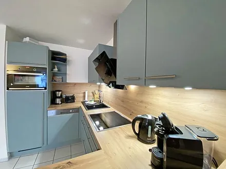 Küchenzeile mit Geschirrspüler, Kühlschrank und Eisfach, 4 Zonen-Ceranfeld mit Backofen, Kaffeemaschine, Tassimo Kapselmaschine, Toaster, Wasserkocher sowie diverse Küchenutensilien