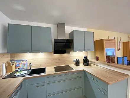 Küchenzeile mit Geschirrspüler, Kühlschrank und Eisfach, 4 Zonen-Ceranfeld mit Backofen, Kaffeemaschine, Tassimo Kapselmaschine, Toaster, Wasserkocher sowie diverse Küchenutensilien