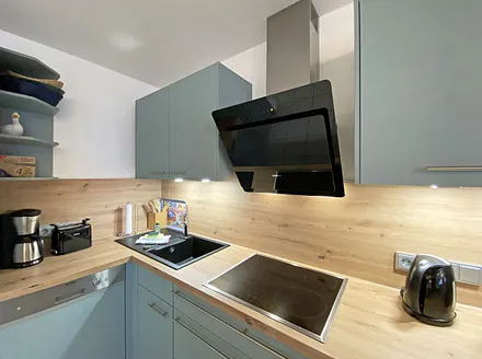 Küchenzeile mit Geschirrspüler, Kühlschrank und Eisfach, 4 Zonen-Ceranfeld mit Backofen, Kaffeemaschine, Tassimo Kapselmaschine, Toaster, Wasserkocher sowie diverse Küchenutensilien