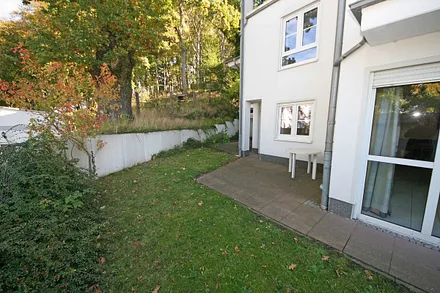 sonnige, bestuhlte Terrasse- vom Wohn- und Schlafbereich begehbar