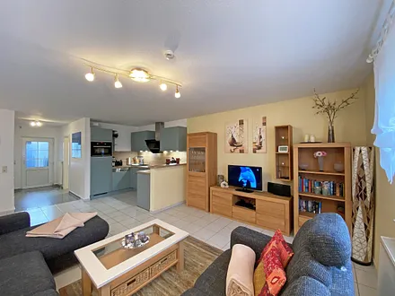 Wohn-/ Essbereich mit Essecke, gemütliche Couchecke (mit Ausziehfunktion 1,40m x 2,10m), Tisch, Anrichte, Leselampe, Flachbild-TV und Blu-Ray-Player