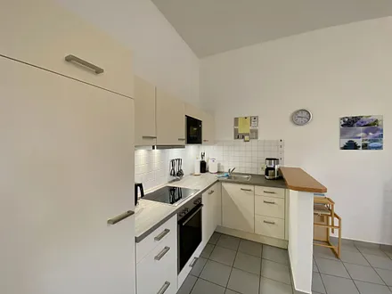 komplett ausgestattete Küchenzeile mit Geschirrspüler, Kühlschrank + Eisfach, 4 Zonen-Ceranfeld mit Backofen, Kaffeemaschine, Mikrowelle, Toaster und Wasserkocher