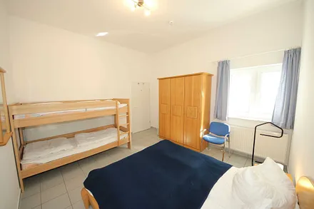 Schlafzimmer mit Doppelbett (1,60 m x 2,00 m), verstellbare Lattenroste, Nachtischkonsolen, Kleiderschrank und Etagenbett (0,90 m x 2,00 m)