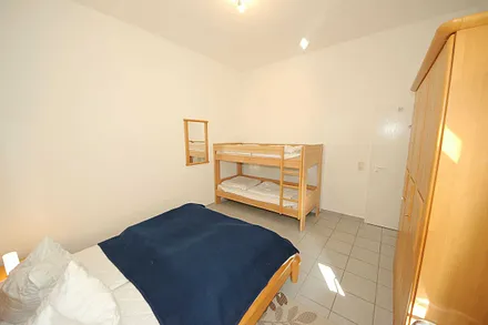 Schlafzimmer mit Doppelbett (1,60 m x 2,00 m), verstellbare Lattenroste, Nachtischkonsolen, Kleiderschrank und Etagenbett (0,90 m x 2,00 m)