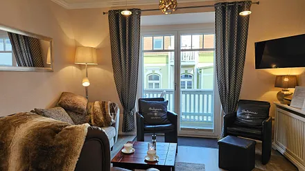 Gemütlicher Wohnbereich mit Balkon