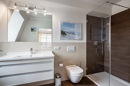 XXL Duschbad angrenzend an rechtes Schlafzimmer