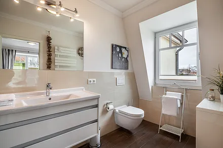 Badezimmer angrenzend an linkes Schlafzimmer