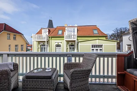 Balkon mit Windschutz und Möbeln