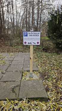 Der zur Wohnung gehörende Parkplatz befindet sich am Ende des Grundstücks