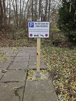 Der zur Wohnung gehörende Parkplatz befindet sich am Ende des Grundstücks