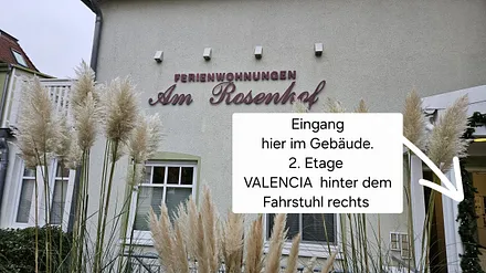 Eingang zur Ferienwohnung befindet sich im zweiten Gebäude.