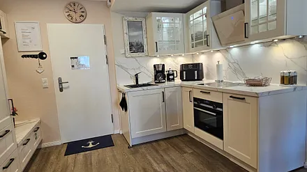 Es fehlt Ihnen an nichts in dieser Küche. Vom Airfryer bis zum Mixer ist alles da. 