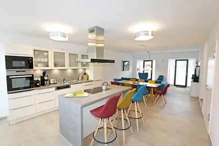 Küchenzeile mit 4-Zonen-Cerankochfeld, Backofen, Spülmaschine, Kühlschrank mit separaten Gefrierfach, Kaffeemaschine, Nespresso Kaffeemaschine, Toaster, Wasserkocher & Mixer