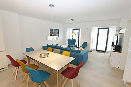 großer Esstisch mit Stühlen