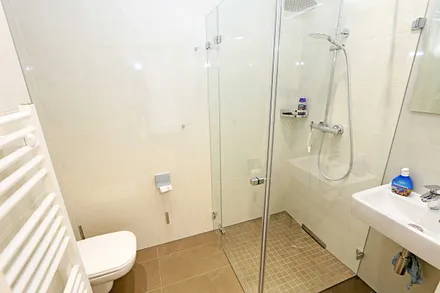 Bäder mit jeweils einem WC, ebenerdiger Dusche, Kosmetikspiegel, Fön, Handtuchtrockner sowie einem Waschplatz mit großzügigem Spiegel und Ablagefläche