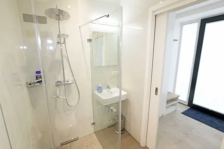 Bäder mit jeweils einem WC, ebenerdiger Dusche, Kosmetikspiegel, Fön, Handtuchtrockner sowie einem Waschplatz mit großzügigem Spiegel und Ablagefläche