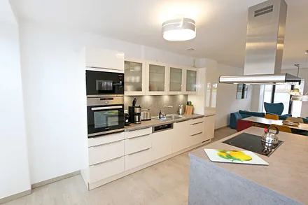 Küchenzeile mit 4-Zonen-Cerankochfeld, Backofen, Spülmaschine, Kühlschrank mit separaten Gefrierfach, Kaffeemaschine, Nespresso Kaffeemaschine, Toaster, Wasserkocher & Mixer